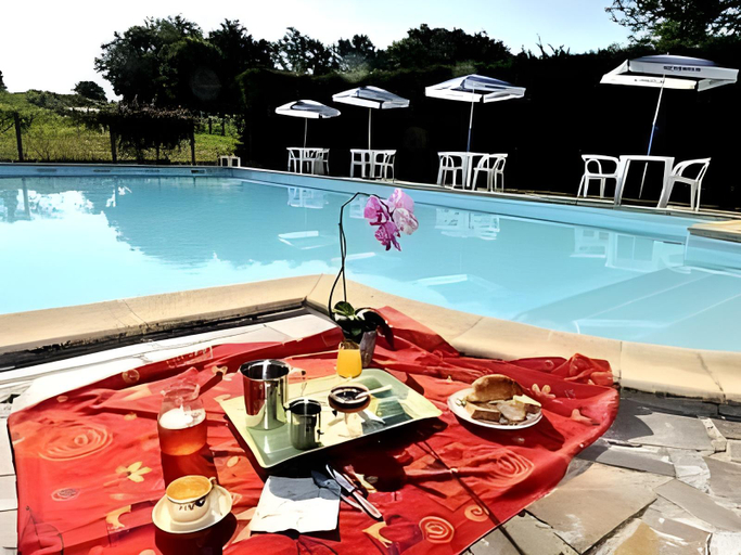 Swimming pool 3, Logis Hotel Le Relais Du Teulet, Corrèze