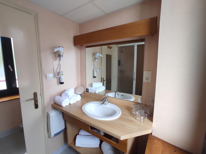 Bathroom 3, Hotel La Clairiere, Puy-de-Dôme