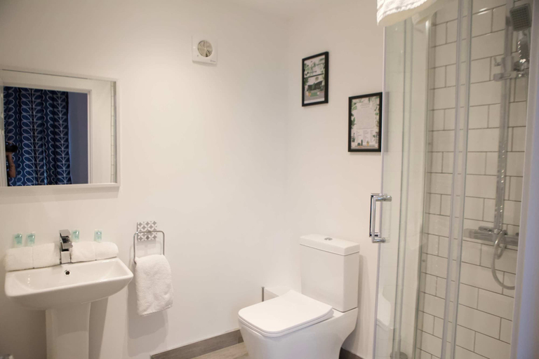 Bathroom 4, The Gathering Sale - Sleeps Up To 22, Trafford