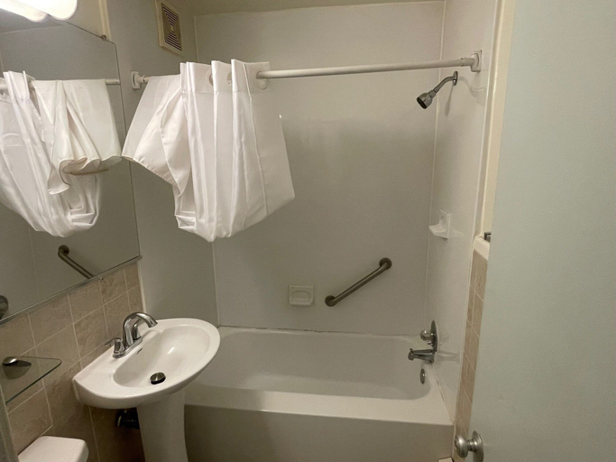 Bathroom 4, Traveler's Motel, Fairfax
