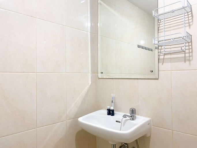 Bathroom, Simply Studio Springlake Summarecon By Travelio, Bekasi