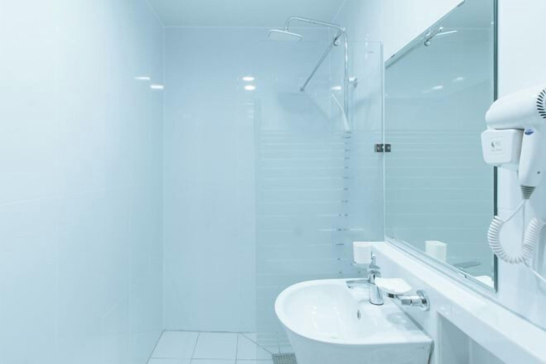 Bathroom 5, RedDoorz Premium @ Regency Sunset Hotel, Angeles City