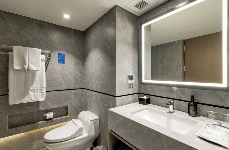 Bathroom 5, ARTOTEL Gelora Senayan Jakarta, Central Jakarta