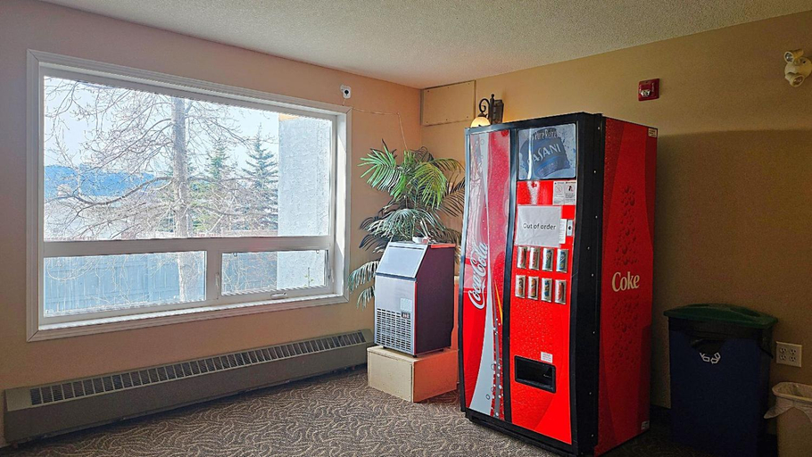 Food & Drinks, Misty Mountain Inn Suites, Division No. 18