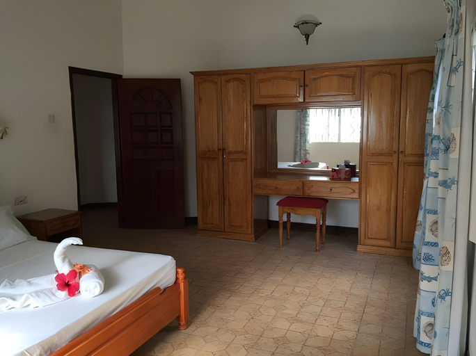 Bedroom 4, Lazare Picault