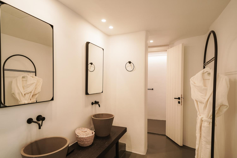 Bathroom 4, Santonero, South Aegean