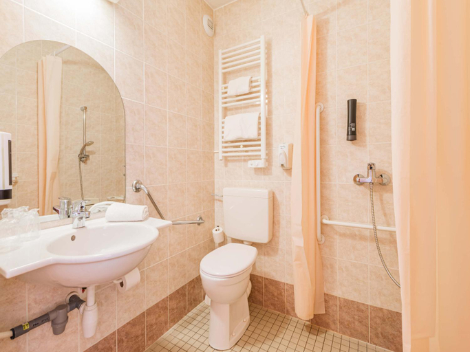 Bathroom 3, B&B HOTEL Strasbourg Aeroport, Bas-Rhin