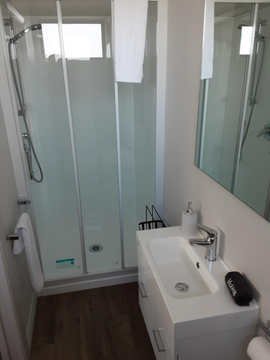 Bathroom 3, Two Thumbs Unit 1, Mackenzie