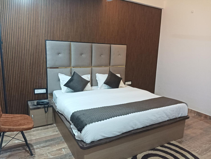 Bedroom 2, R J Hotel, Hamirpur