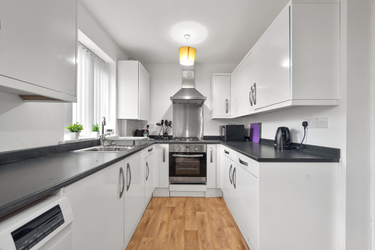 Others 5, Exclusive home for contractors and families, Bradford