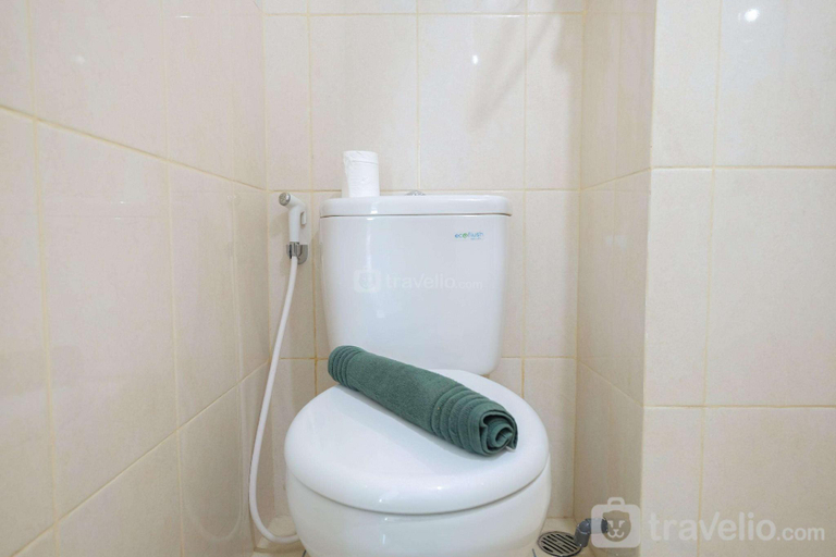 Bathroom 4, Elegant Studio at Springlake Summarecon Bekasi Apartment By Travelio, Bekasi