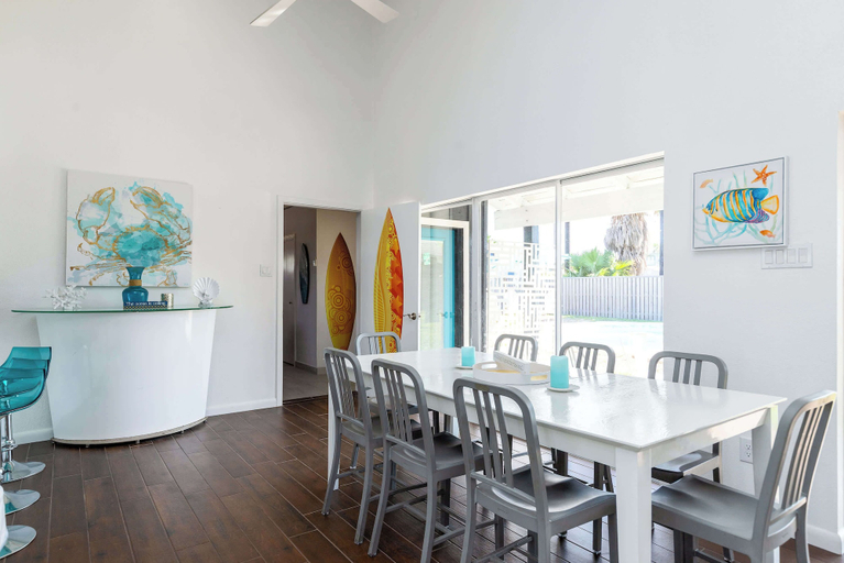 Others 4, Stylish 3 Bedroom Pool Pets Sleeps 10, Nueces