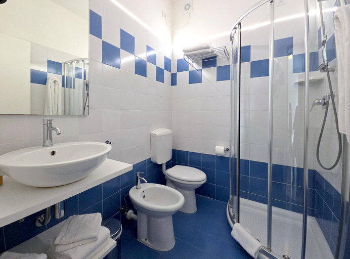 Bathroom 4, Hotel Lux, Venezia