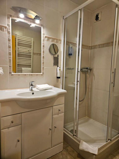 Bathroom 4, Logis Hotel-Restaurant Le Val d'Amby, Isère