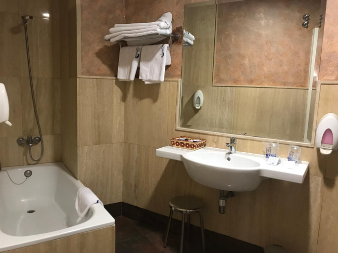 Bathroom 3, Hotel Alfonso VIII De Cuenca, Cuenca