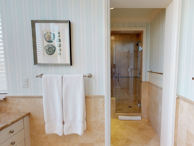 Bathroom 5, Marlin Bay Resort & Marina, Monroe
