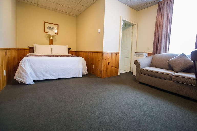 Bedroom 3, Hotel Bedford, Huron