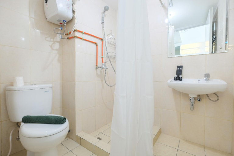 Bathroom 4, Elegant Studio at Springlake Summarecon Bekasi Apartment By Travelio, Bekasi