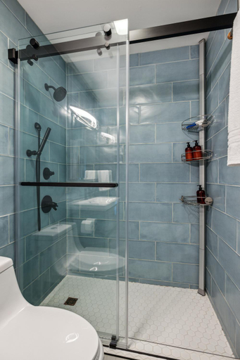 Bathroom 3, Gallery House studio, Sevier