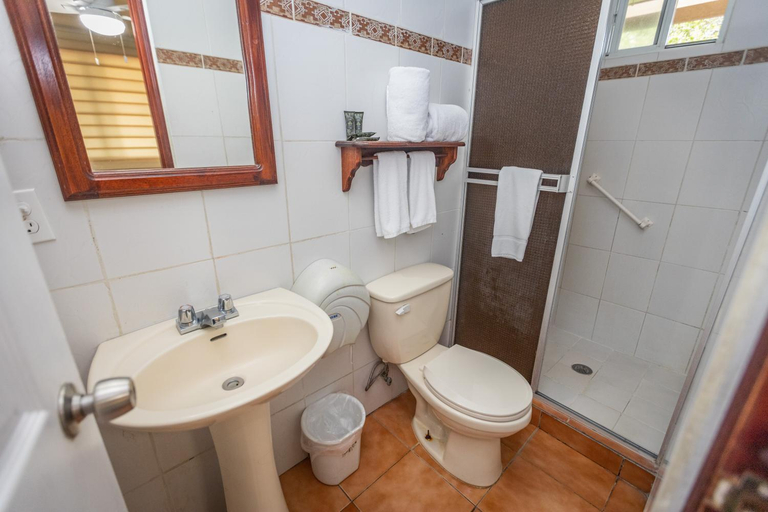 Bathroom 2, El Oasis Hotel y Restaurante, Boquete