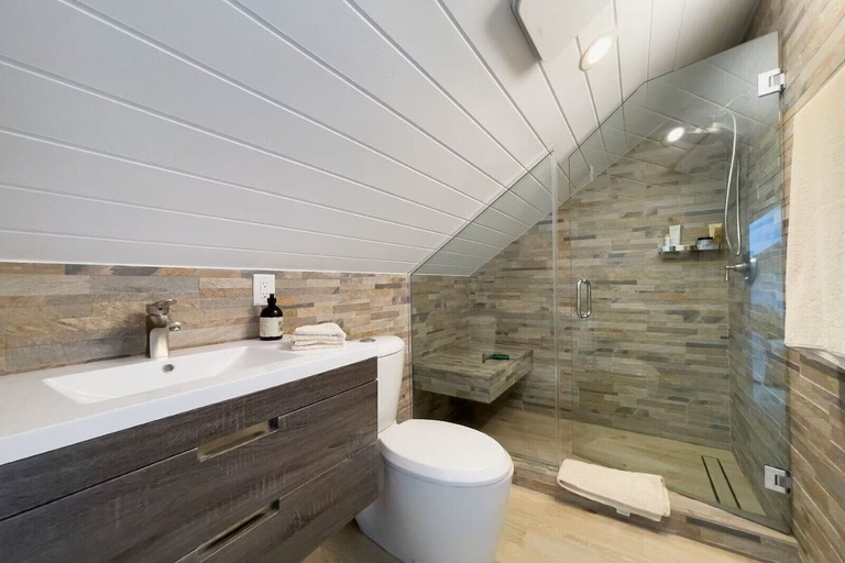 Bathroom 3, The Little White House 5 Bedroom Home