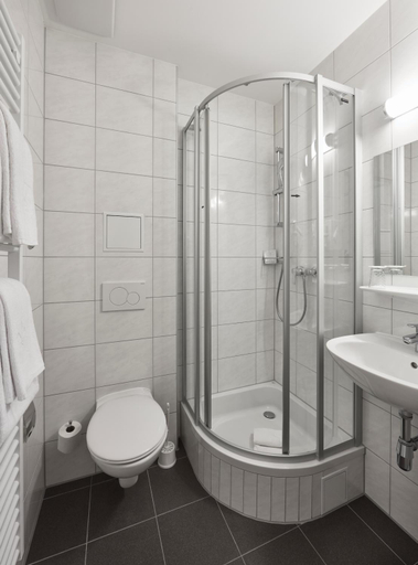 Bathroom 5, Hotel Terminus, Wien