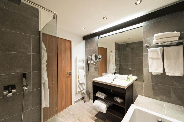 Bathroom, Hotel du Golf, Bouches-du-Rhône