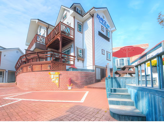 Exterior & Views