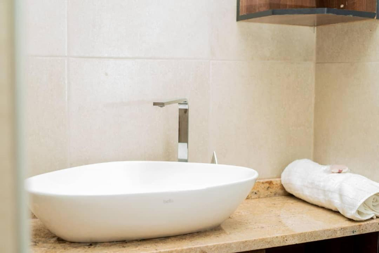 Bathroom 2, Sunnyside Inn, Blantyre City