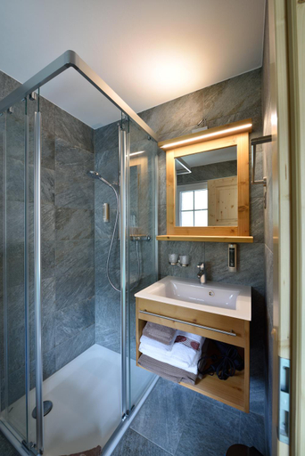 Bathroom 2, Hotel Les Melezes, Hérens