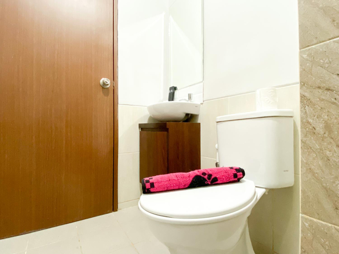 Bathroom 3, Great 2BR Transpark Juanda Bekasi Apt By Travelio, Bekasi