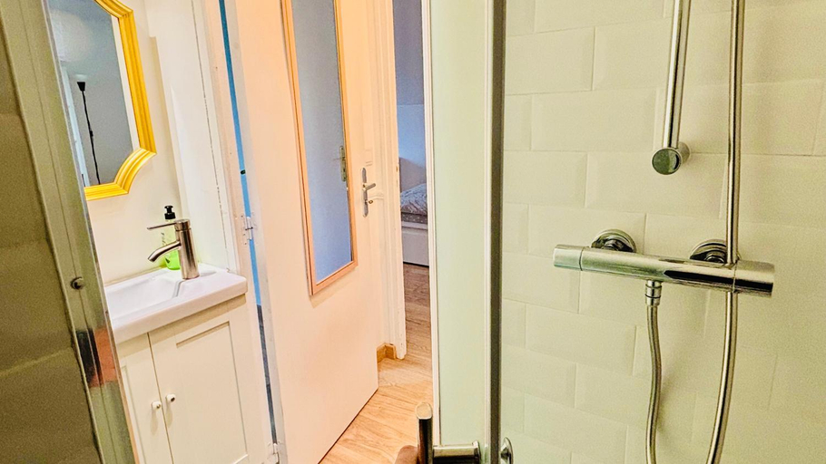 Bathroom 2, 4-stars house 9 guests large garden quiet CDG 5min Disney, Seine-et-Marne
