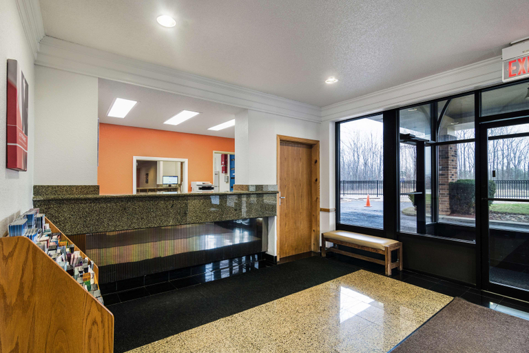 Public Area 2, Motel 6 Libertyville, IL, Lake