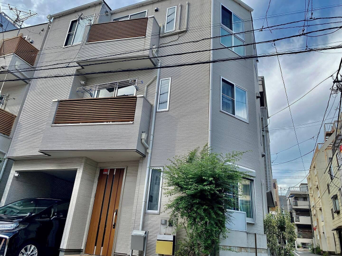 Exterior & Views