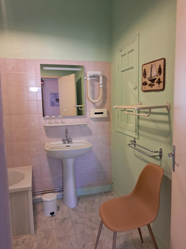 Bathroom 2, Hotel Le Normandy, Tarn-et-Garonne