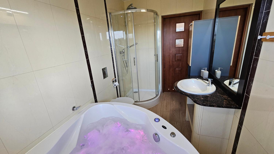 Bathroom 3, Bukowianski Dworek - Blisko wyciagi, termy, szlaki turystyczne oraz kuchnia i grill w obiekcie, Tatra