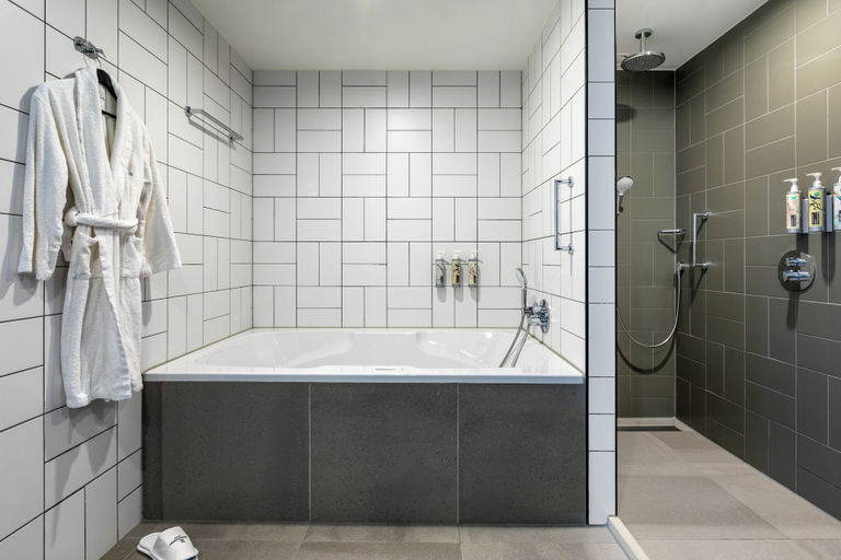 Bathroom 5, Renaissance Amsterdam Schiphol Airport Hotel, Haarlemmermeer