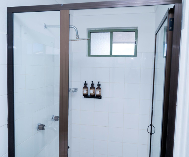 Bathroom 4, Sailor’s Beach Resort, Ba