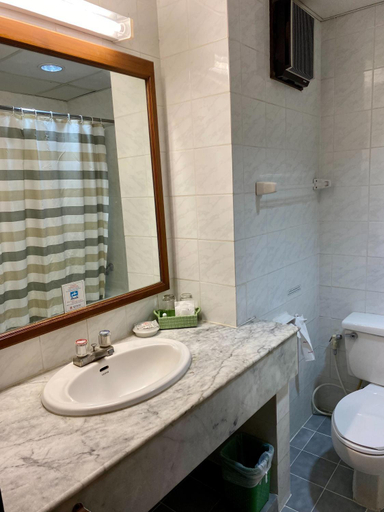 Bathroom 3, Maeyom Palace Hotel, Muang Phrae