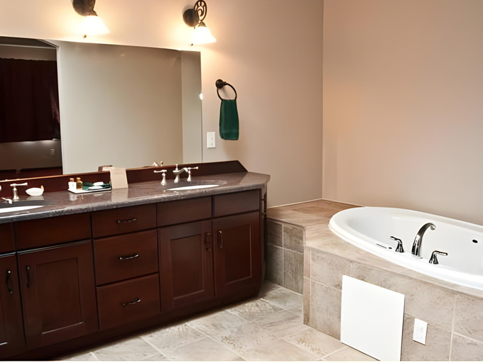 Bathroom 3, Misty Mountain Inn Suites, Division No. 18