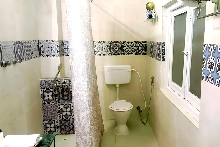 Bathroom, Urban Tripper Lal Bari Heritage by Arindam, Kolkata