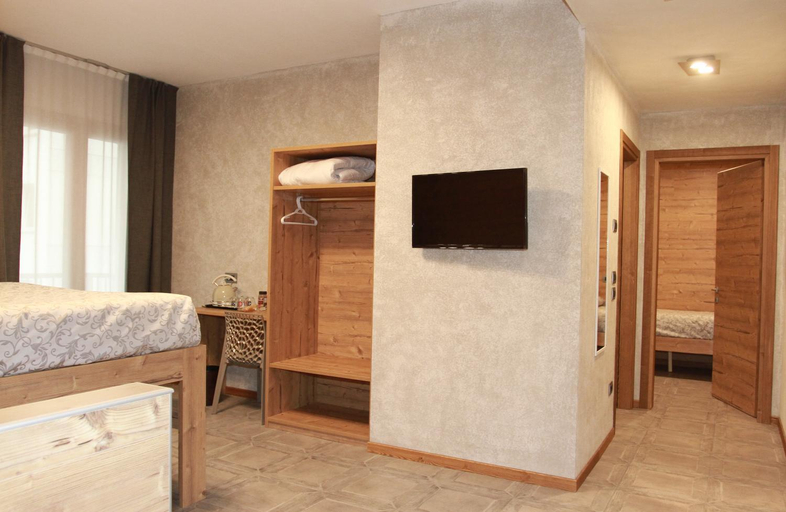Bedroom 2, Hotel Bed & Rooms , Corte Rossa -1 Min Walk To Bernina Express, Sondrio