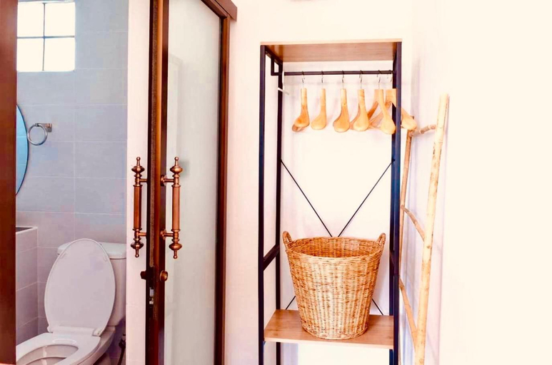 Bathroom 2, Rinna Resort, Kantrang