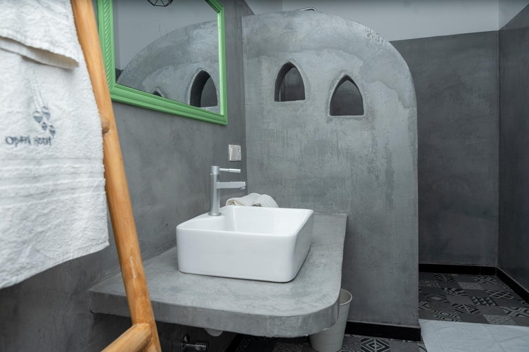 Bathroom 3, Opera Hotel, Kaskazini 'A'