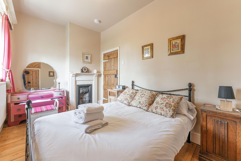 Others 3, Beautiful Cottage for 8 people - Free Parking, Staffordshire