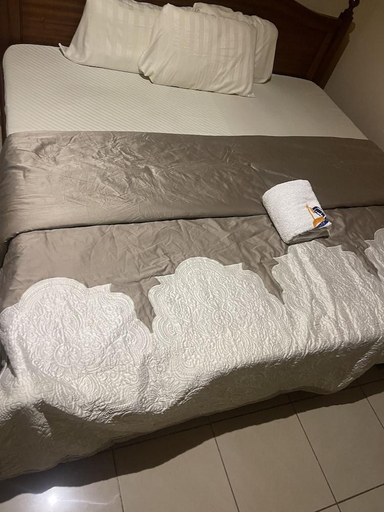 Bedroom 3, LOYALTY HOTEL, Tema