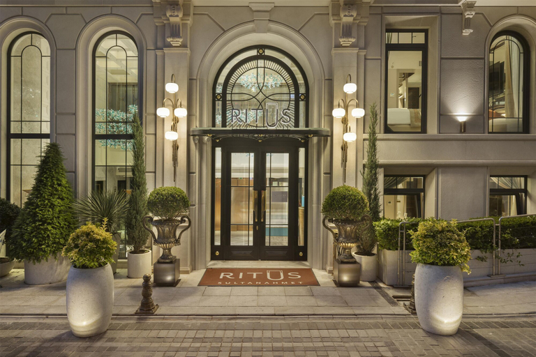 Exterior & Views