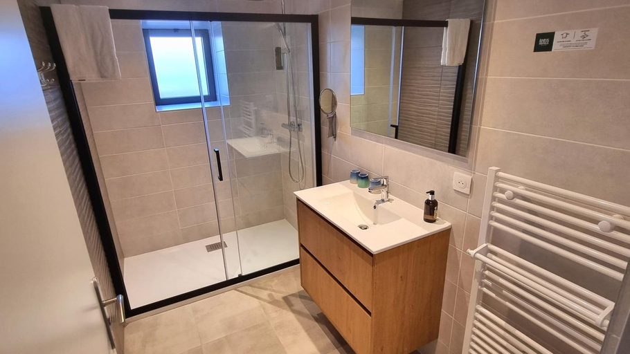 Bathroom 3, Logis Hotel Archambeau, Dordogne