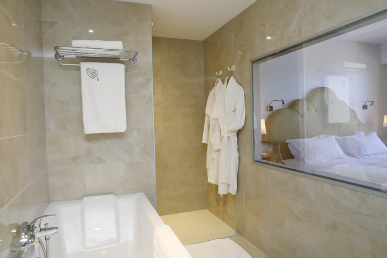Bathroom 5, Relais and Chateaux Hotel La Reserve, Tarn