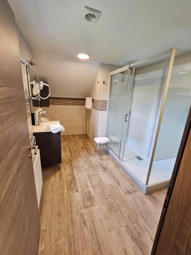 Bathroom, Logis Hotel Le Menobu, Liège